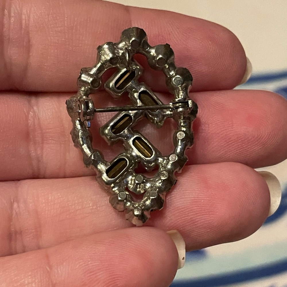 Rhinestone leaf pin - Picture 4 of 4